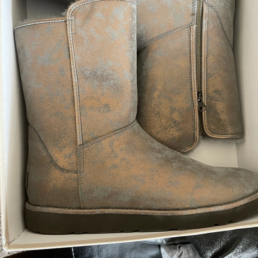 Selling a brand New Pair of Metallic Gold UGG just in time for the season. - Picture 2 of 5